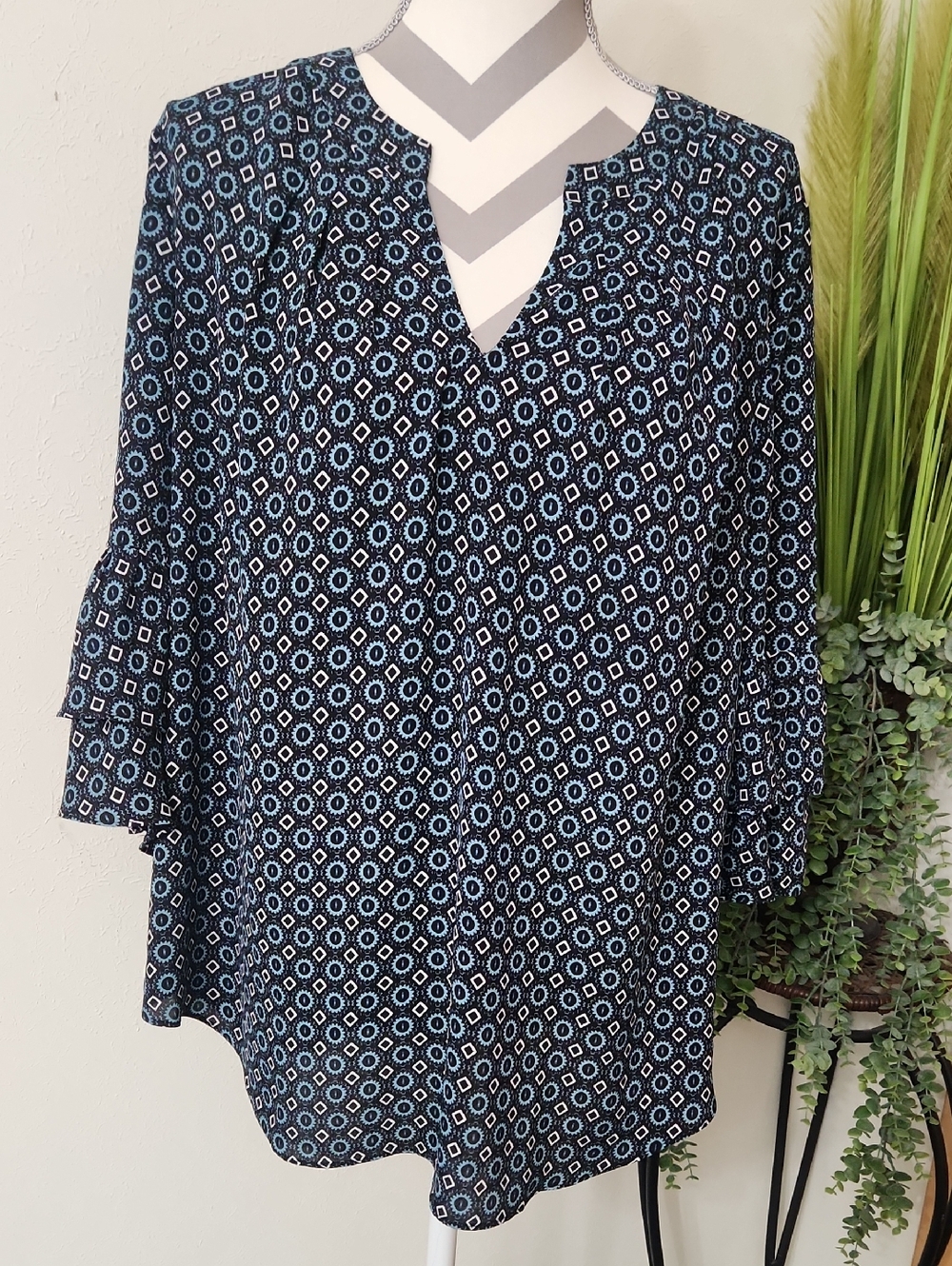 Rox & Ali Navy Geometric V-Neck Blouse Top Ruffle Sleeves